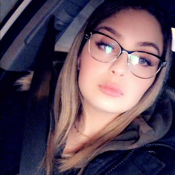 Meet your Posher, Alexandra - Picture 1 of 1